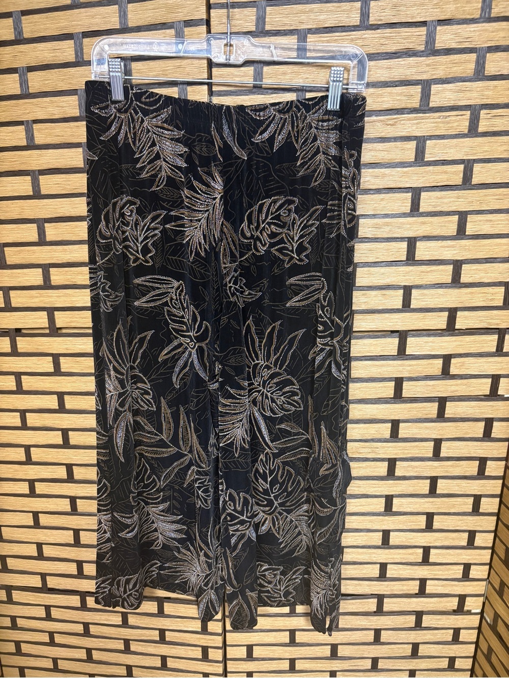 Chicos traveler black floral crops size 1 (medium)